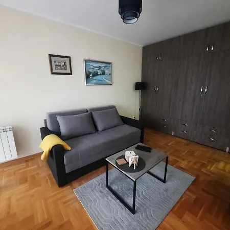 Jovana アパート *