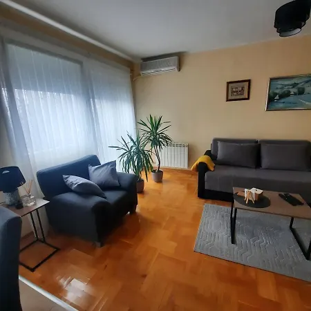 アパート Jovana Dušanovac